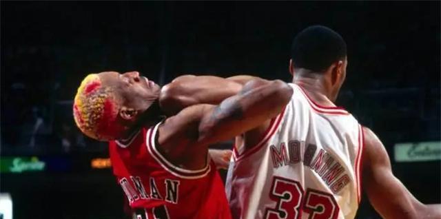 NBA现役球员打架排行榜（探寻NBA场上最具争议的矛盾与冲突，揭示NBA球员之间的厮杀与对抗）