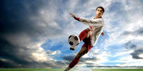 足球简单带球技巧（提升你的足球技术水平，轻松驾驭球场）