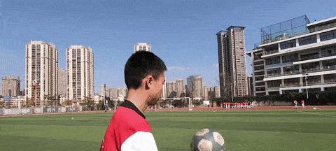 足球快速颠球技巧教学（掌握颠球技巧的关键是耐心和坚持）