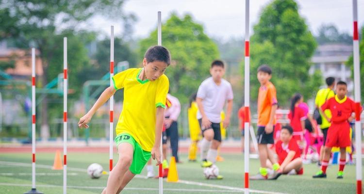 足球绕杆来回技巧教学（掌握绕杆技巧，成为足球技术高手）