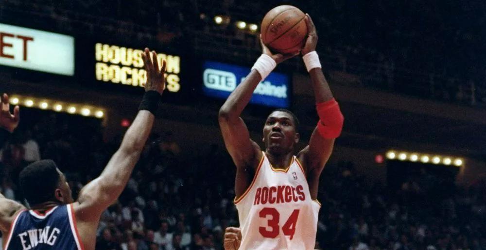 NBA历史中锋排行榜（探索NBA历史上最强大的中锋球员，他们的统治力无可比拟）