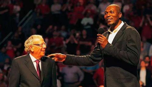 NBA老板资产球队排行榜（聚焦NBA老板们的财富来源、球队价值以及财富排名）