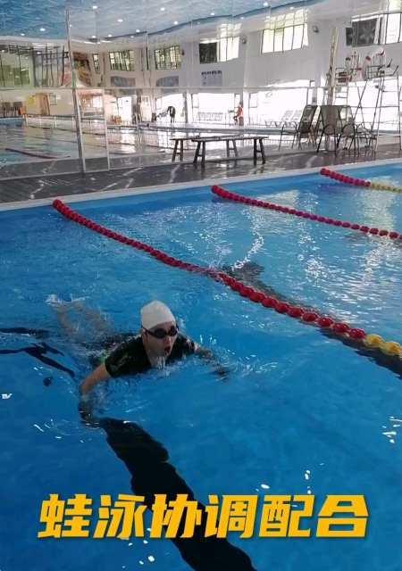 夏日游泳池训练方法与技巧（掌握水中的自由——夏季游泳池训练指南）