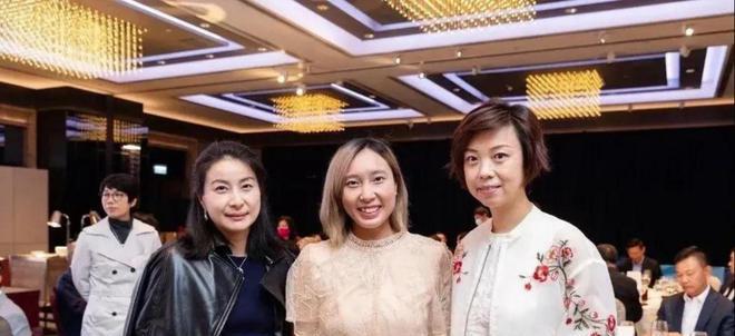 乒乓球晶晶的精彩生活（一颗弹跳的心，一片热爱的天地）