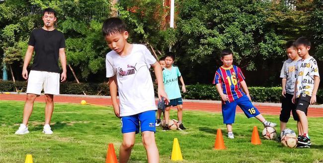 一年级学生的足球技巧（从基本动作到初步战术的学习与提高）