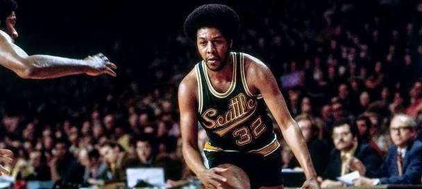 NBA球员生涯出场时间排行榜（探索历史上最耐力的NBA球员及其巅峰表现）