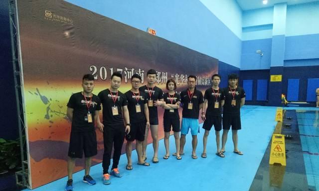 郑州学游泳技巧男生必看（掌握游泳技巧，男生也能成为游泳高手！）