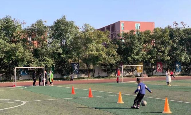 家里足球绕杆技巧教学（提升足球控球能力，家庭娱乐健身两不误）