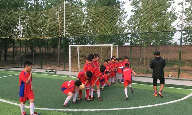 小孩足球青训招生技巧（培养未来的足球之星，从小孩足球青训开始）