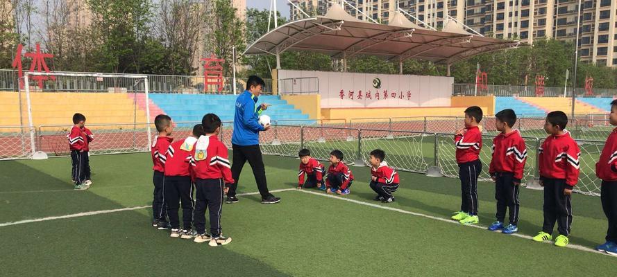 如何提升头顶球技巧——足球教学全解析（掌握头顶球的关键技巧，成为场上的头号射手）