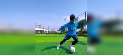 足球绝技，轻松过人（帅气实用技巧让你成为场上王者）