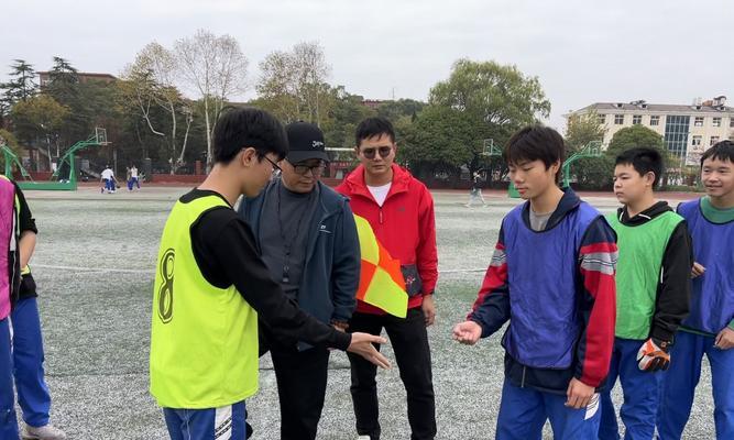 足球过人技巧中学版（打破防线，瞬间攻破球门，学会这些技巧让你成为球场焦点！）