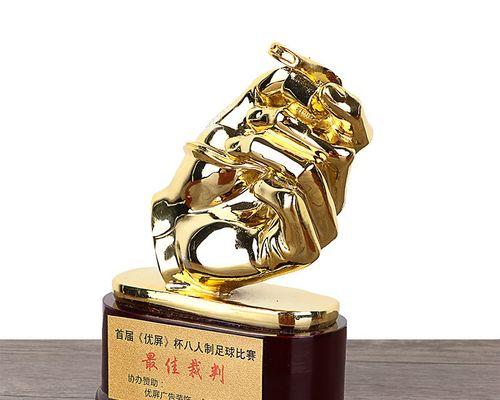 足球裁判的口哨技巧（掌握关键时刻的一声吹哨）