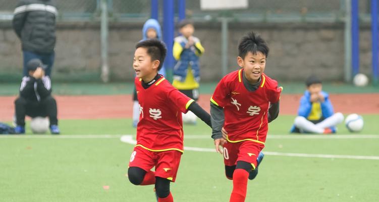 小学生足球比赛中的过人技巧（让孩子在足球场上闪耀光芒的关键技能）