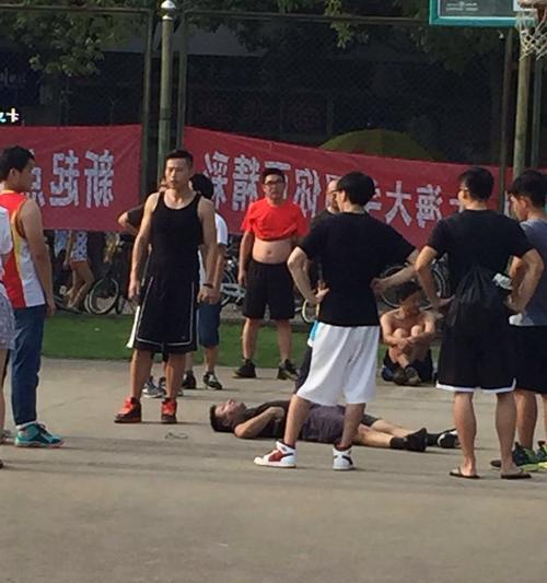如何有效防守对手在篮球比赛中的冲撞？（制定合适的防守策略，保护自己和球队利益）