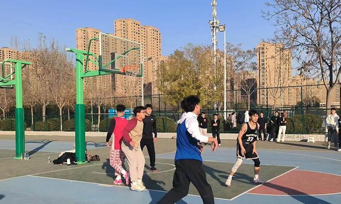 提升篮球防守灵活性的脚步训练（构建敏捷快速的防守能力，）