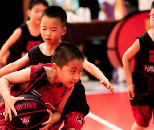 4v4少儿篮球防守战术全攻略（提高儿童篮球防守技巧，打造坚固防线）