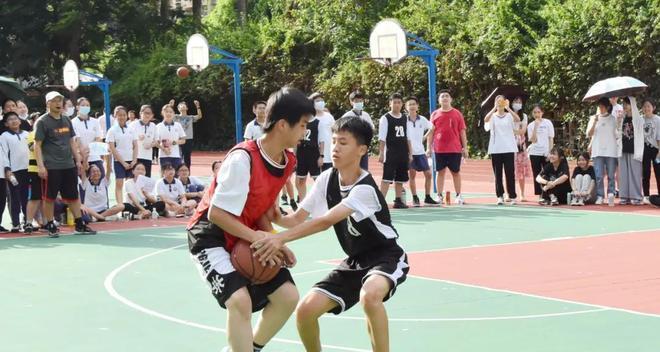 如何有效防守市级篮球赛中的球员（掌握关键技巧，提升防守实力）
