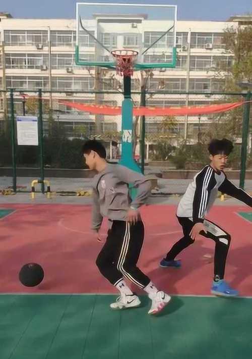 应对1v1篮球防守人太远的战术技巧（掌握跳投技巧，有效突破对方防守）