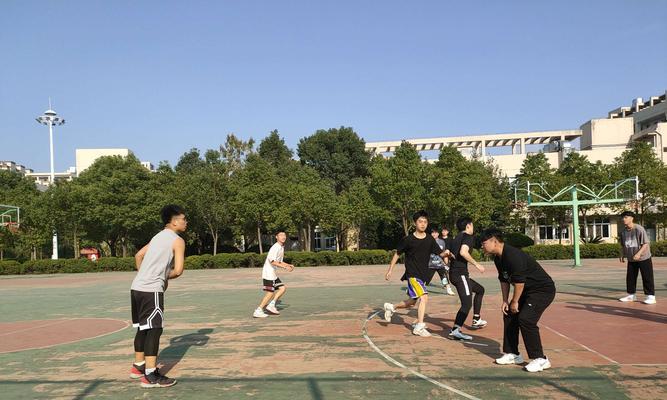 篮球跑位之击球与防守（探究篮球战术中的跑位技巧及其防守价值）