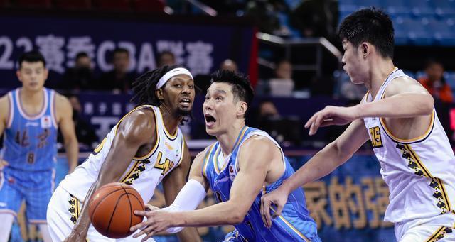进攻方无防守犯规（缺乏防守者的篮球进攻方式以及对比规则）