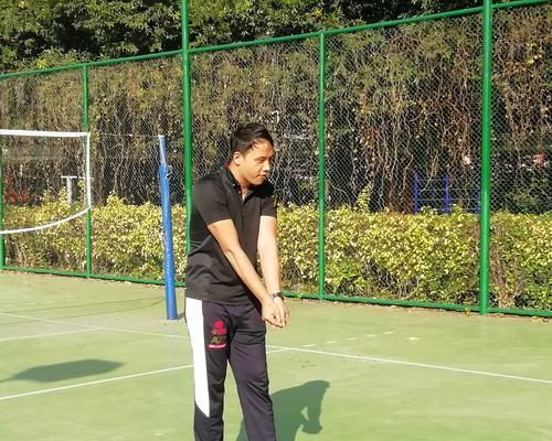 掌握二传排球托球的要领（提高二传技术的关键动作和技巧）