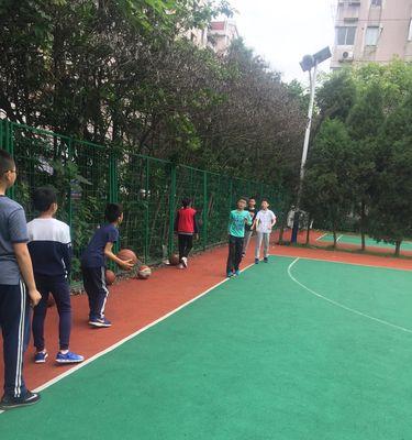 突破防守，以篮球三步上篮攻破对手防线（技巧与策略，让你在比赛中毫无顾忌地突破）