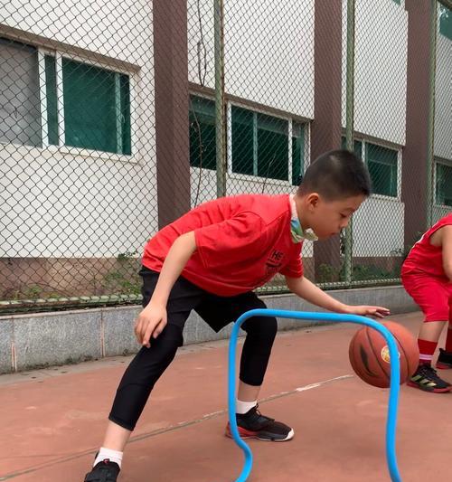 掌握篮球防守交叉滑步，提升防守效果（篮球防守交叉滑步动作要领及技巧精解）