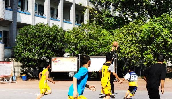 小学生高年级篮球防守训练（通过科学训练提升小学生高年级篮球队的防守实力）
