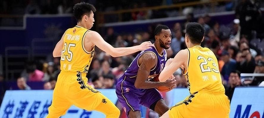 探讨篮球比赛中以弓形腿防守是否算犯规（弓形腿防守规则解析及其合法性探讨）