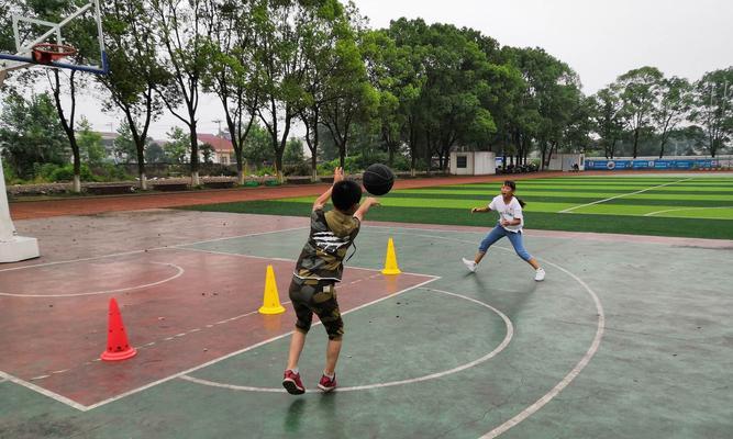 篮球防守基本站姿教学（学习正确站姿，助你成为出色防守者）