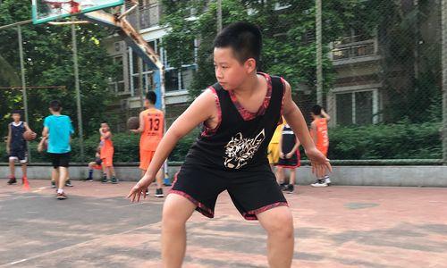 如何通过训练提高篮球防守技能——双手高举（有效练习双手高举，提高篮球防守水平）