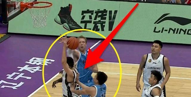 篮球防守姿势（坚持多久算犯规？探讨篮球防守规则边界）