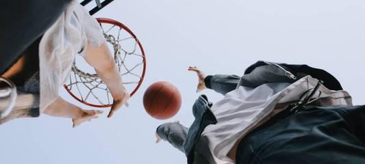 篮球防守的绝技（掌握篮球防守技巧，让对手无从下手）