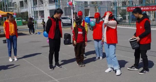 乒乓球托球接力跑技巧，锻炼团队协作与反应能力（用乒乓球传递热情，挑战极限的接力跑比赛）