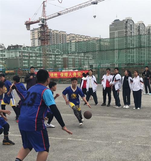中学生篮球防守人员配置的重要性（合理配置防守人员可以提高球队防守效果）