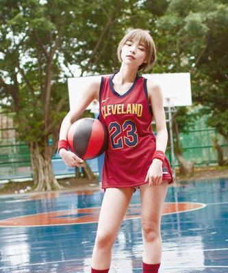 女生如何提升篮球防守技巧（打好篮球防守，女生也能轻松应对！）