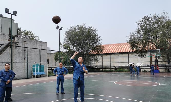 掌握徒手投球的技巧（提高排球投球能力的关键要领）