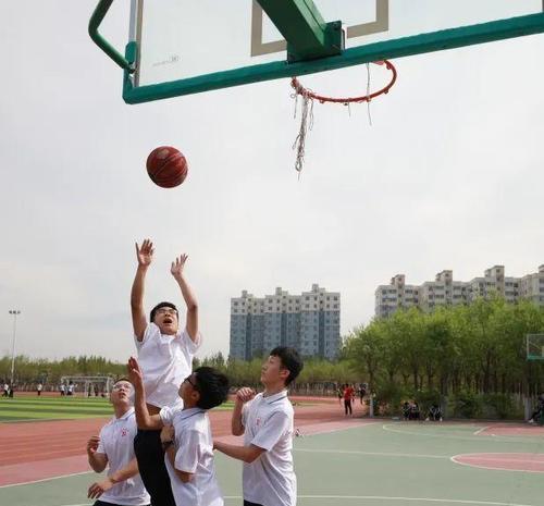 如何观察对手的脚步提高篮球进攻效果（窥探对手步伐，攻破防线，一举得分）