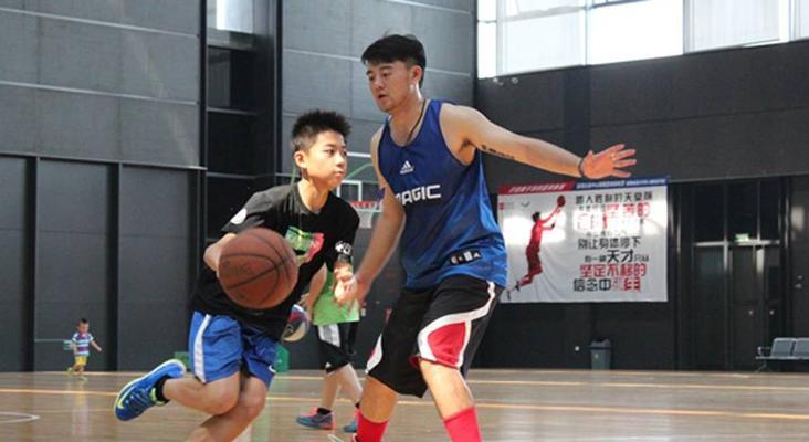 以小篮球全场摆脱防守接球练习（提高运球能力，打破防守困境）